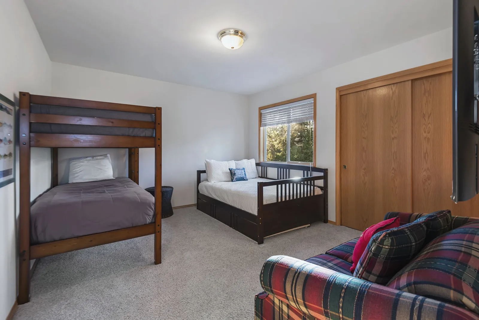 The Deschutes Room: bunk bed, daybed and a sofa