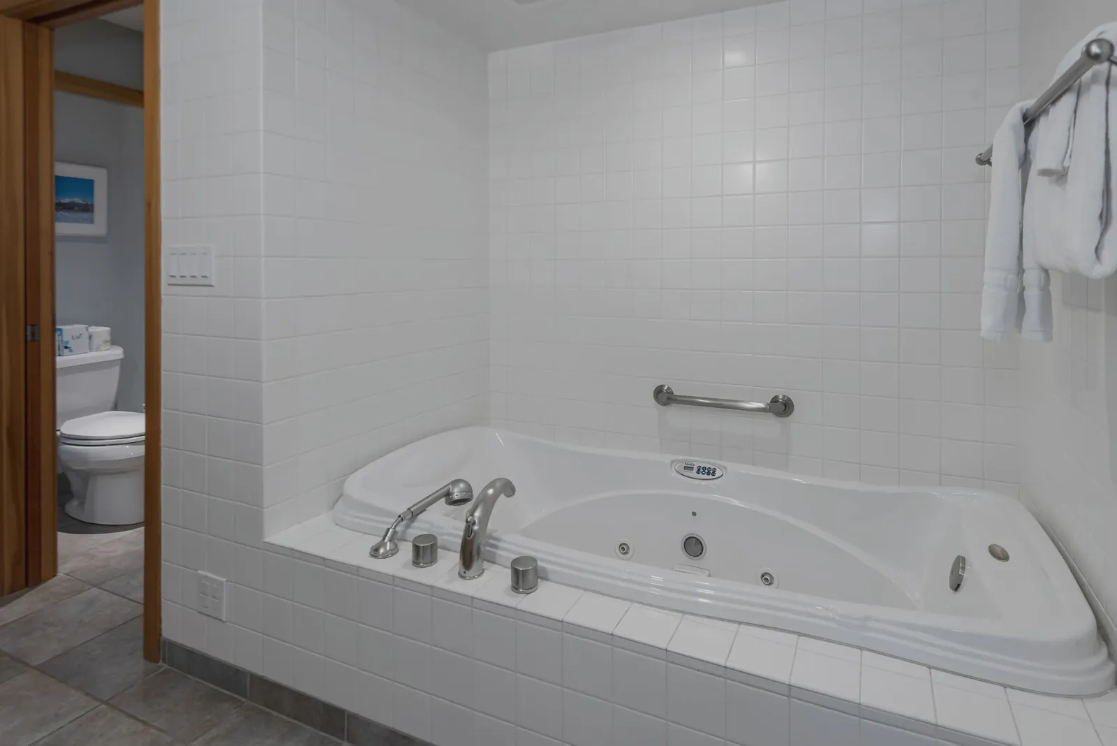Primary bath with jetted soaking tub